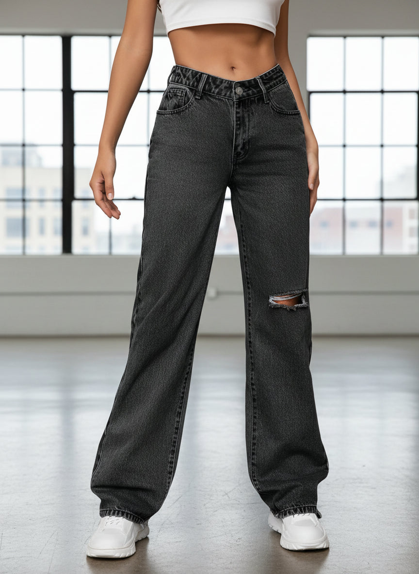 Mujer destacando en Jeans Boyfriend Tiro Alto Gris PDMX