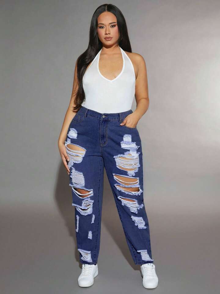 Detalle de los desgarres en Jeans Azules Oscuro de Moda Plus Size para Mujer.