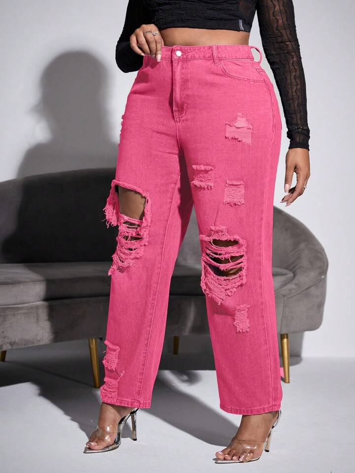 Detalle de los desgarres en Jeans Rosa Rotos, elegancia en tallas grandes