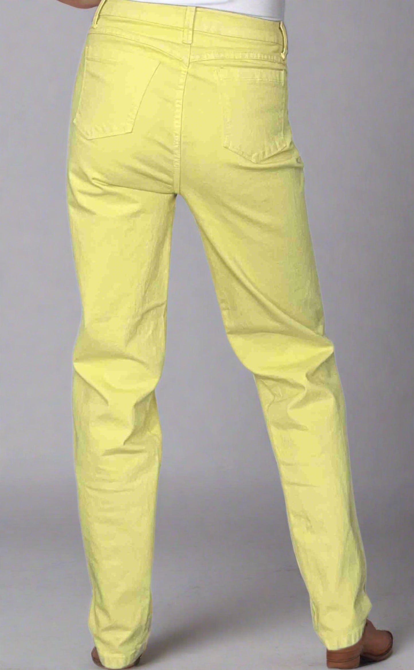 Mujer usando Jeans Mom Amarillos Clásicos PDMX vista lateral