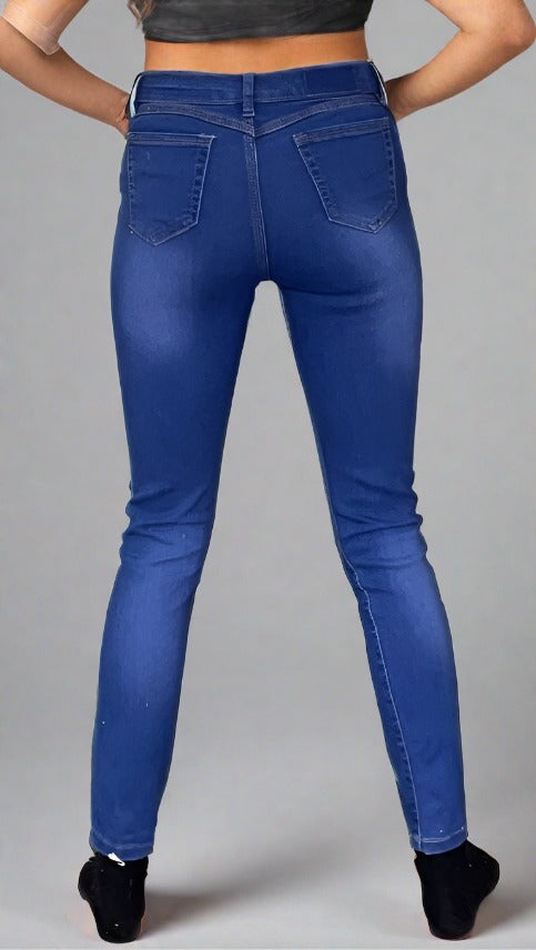 Vista trasera de Skinny Mom Jeans de PDMX resaltando la figura femenina