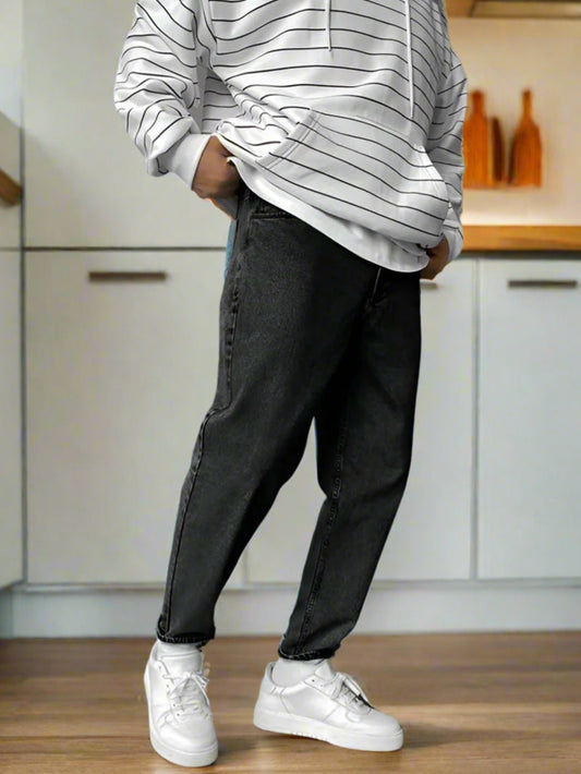 Pantalones de mezclilla estilo Mom para hombre color negro.