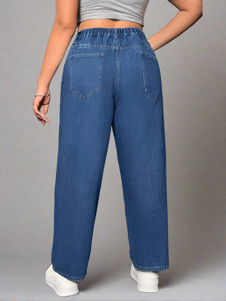 Modelo curvilínea mostrando el ajuste cómodo de los Mom Jeans de PDMX