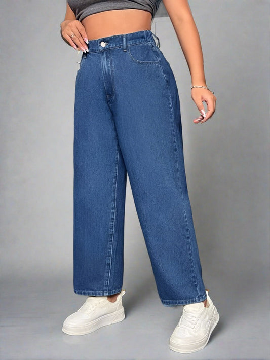 Mujer curvilínea luciendo Mom Jeans ajustados de PDMX con estilo y confianza
