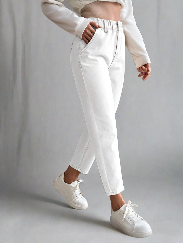 Mujer luciendo Jeans Mom Blancos elegantes de PDMX