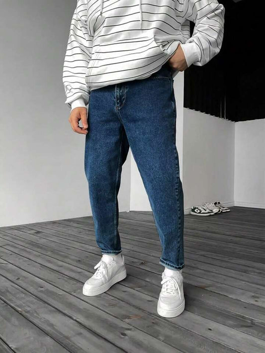 Hombre modelando Mom Jeans Azul Oscuro Regulares de PDMX Jeans