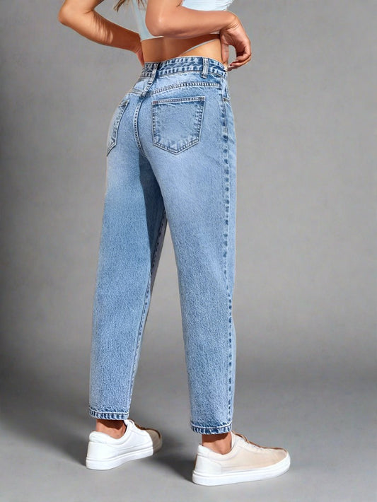 Mujer luciendo Jeans Mom Azules Cielo de PDMX