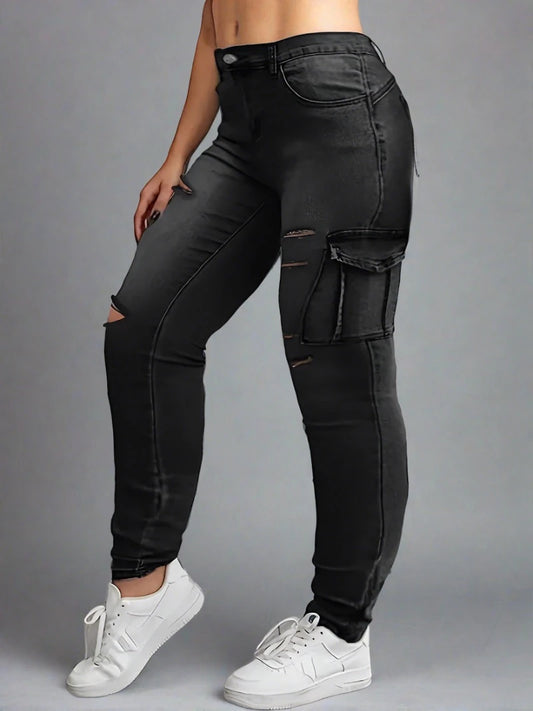 Modelo presentando Jeans Cargo de color negro con detalles rotos