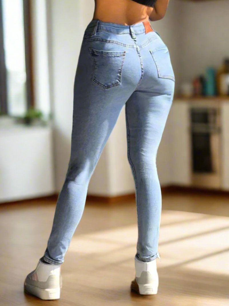 Skinny jeans azul claro para mujer con botones de PDMX Jeans.