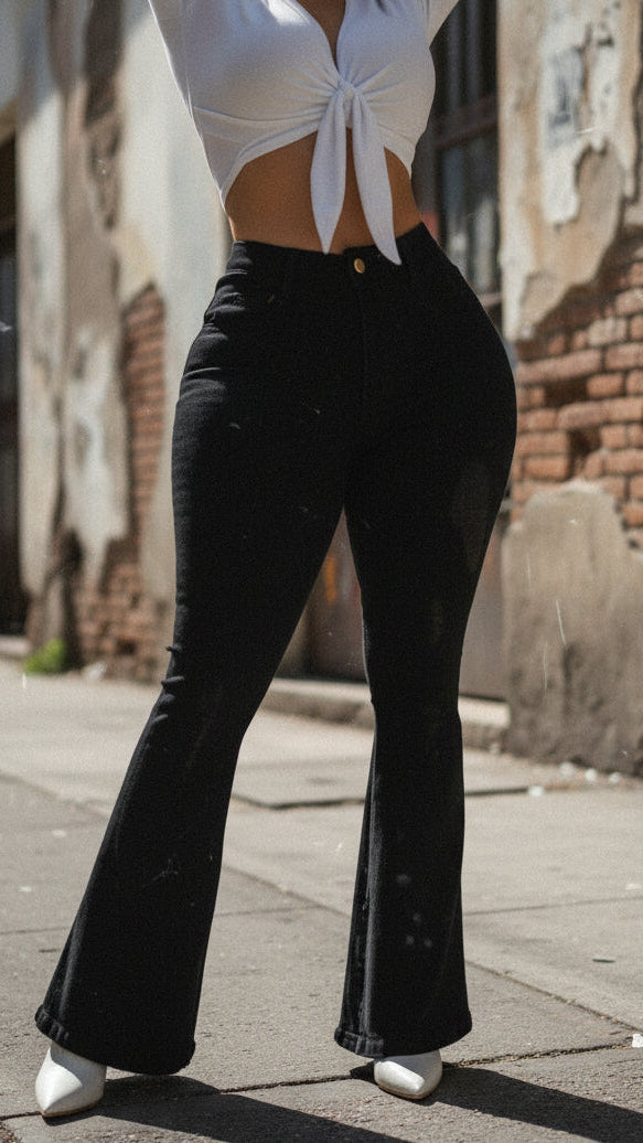 Pantalones campana de mezclilla negra con diseño rasgado y realce