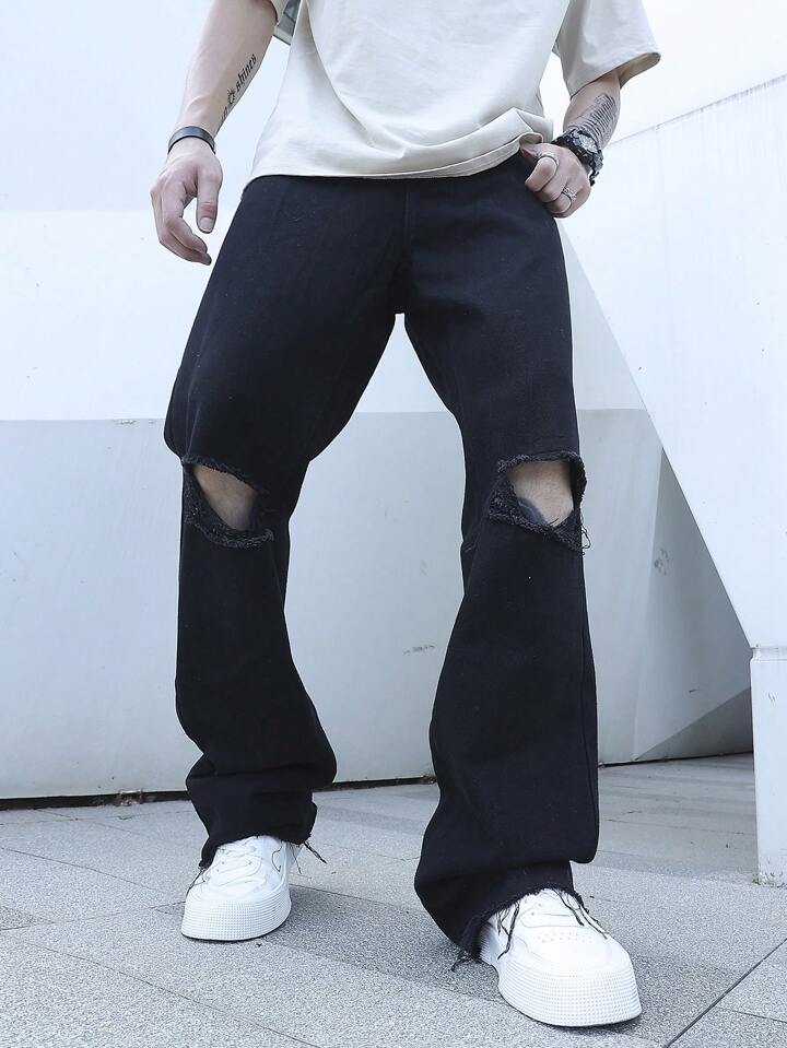 Detalle de Rotos en Jeans de Campana Negros - Moda Masculina PDMX