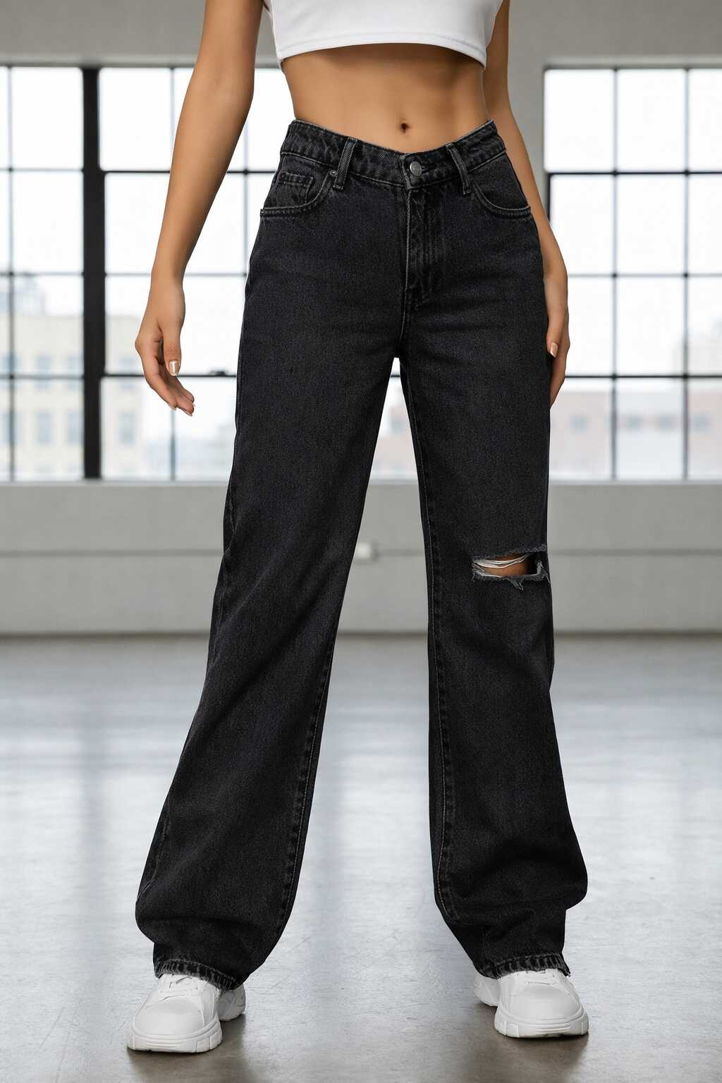 Mujer destacando en Jeans Boyfriend Tiro Alto Gris PDMX