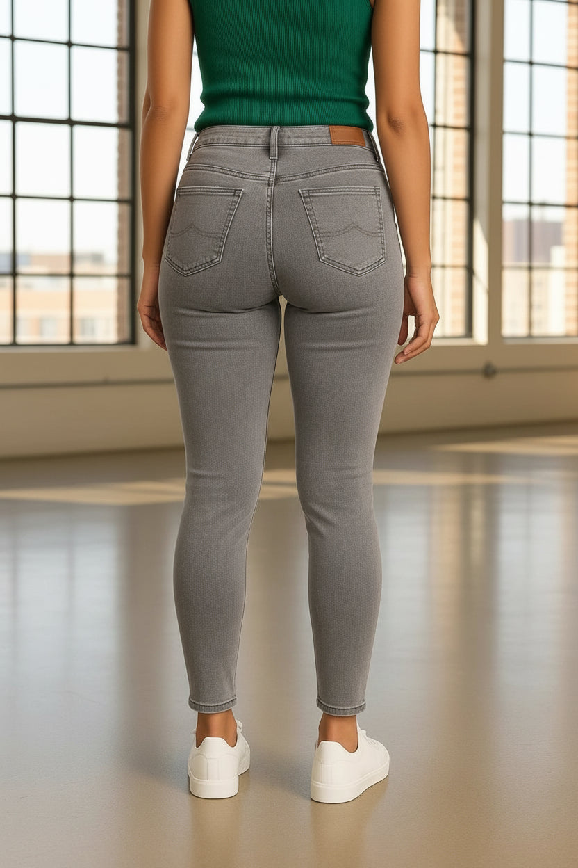 Pantalones denim ajustados tipo capri tono gris perla