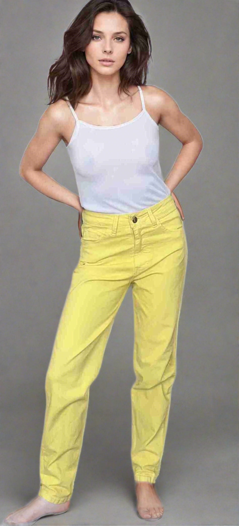 Vista frontal de Jeans Mom Amarillos Clásicos marca PDMX para mujer