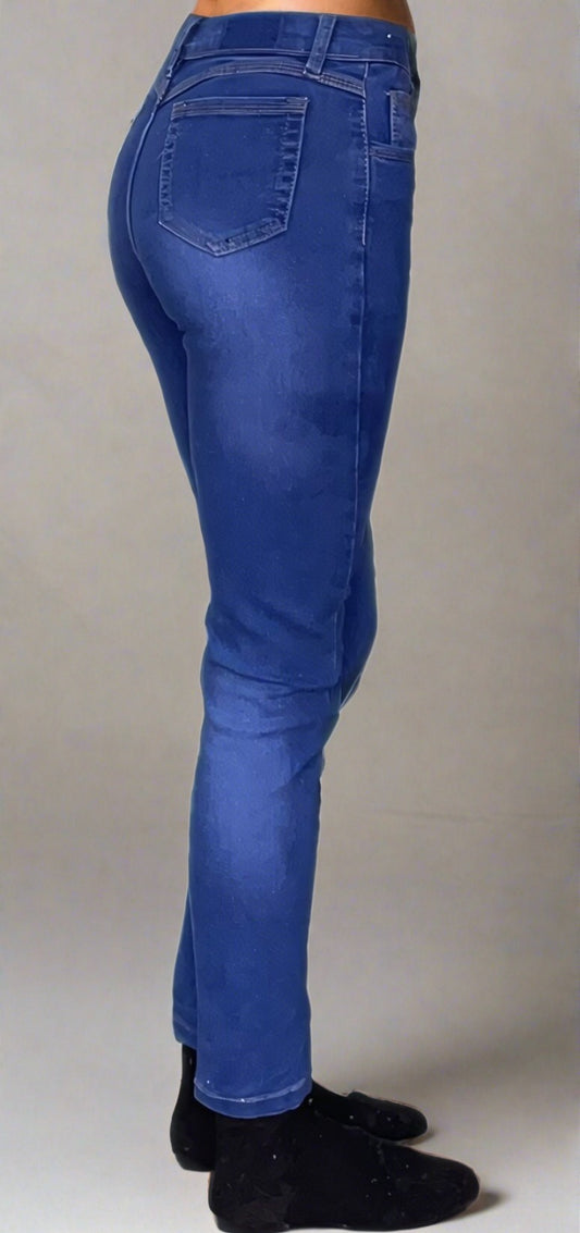 Mujer luciendo Skinny Mom Jeans ajustados y elegantes de PDMX