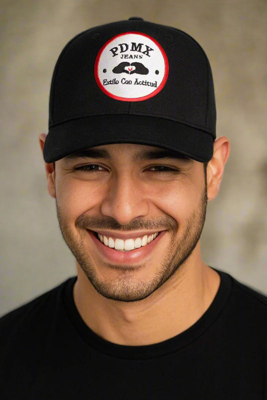 gorra negra pdmx jeans con frase "Estilo con Actitud" bordada