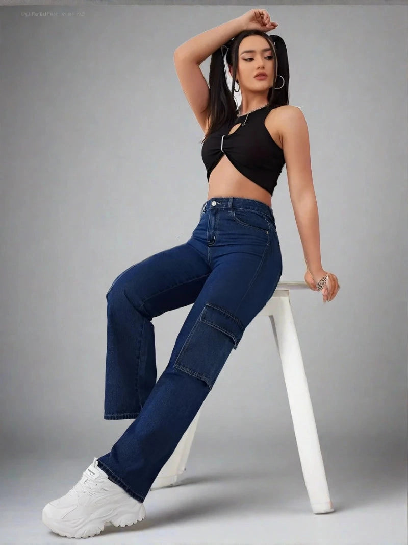 Jeans cargo oscuros para mujer con ajuste relajado