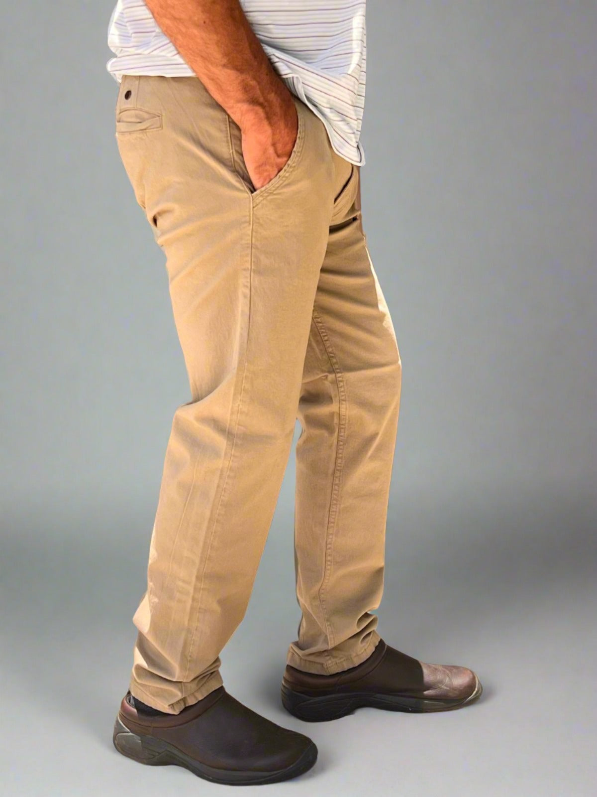 Pantalón Chino Hombre Caqui Gabardina