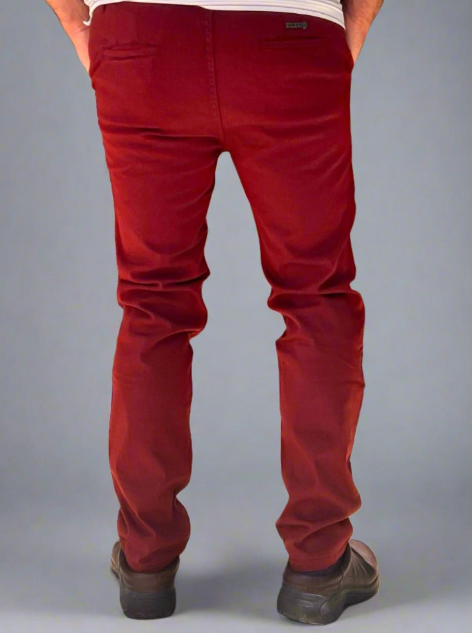 Textura premium del chino rojo gabardina PDMX Jeans, inigualable en Tijuana y todo México