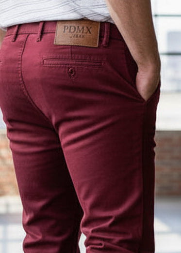 Textura premium del chino rojo gabardina PDMX Jeans, inigualable en Tijuana y todo México