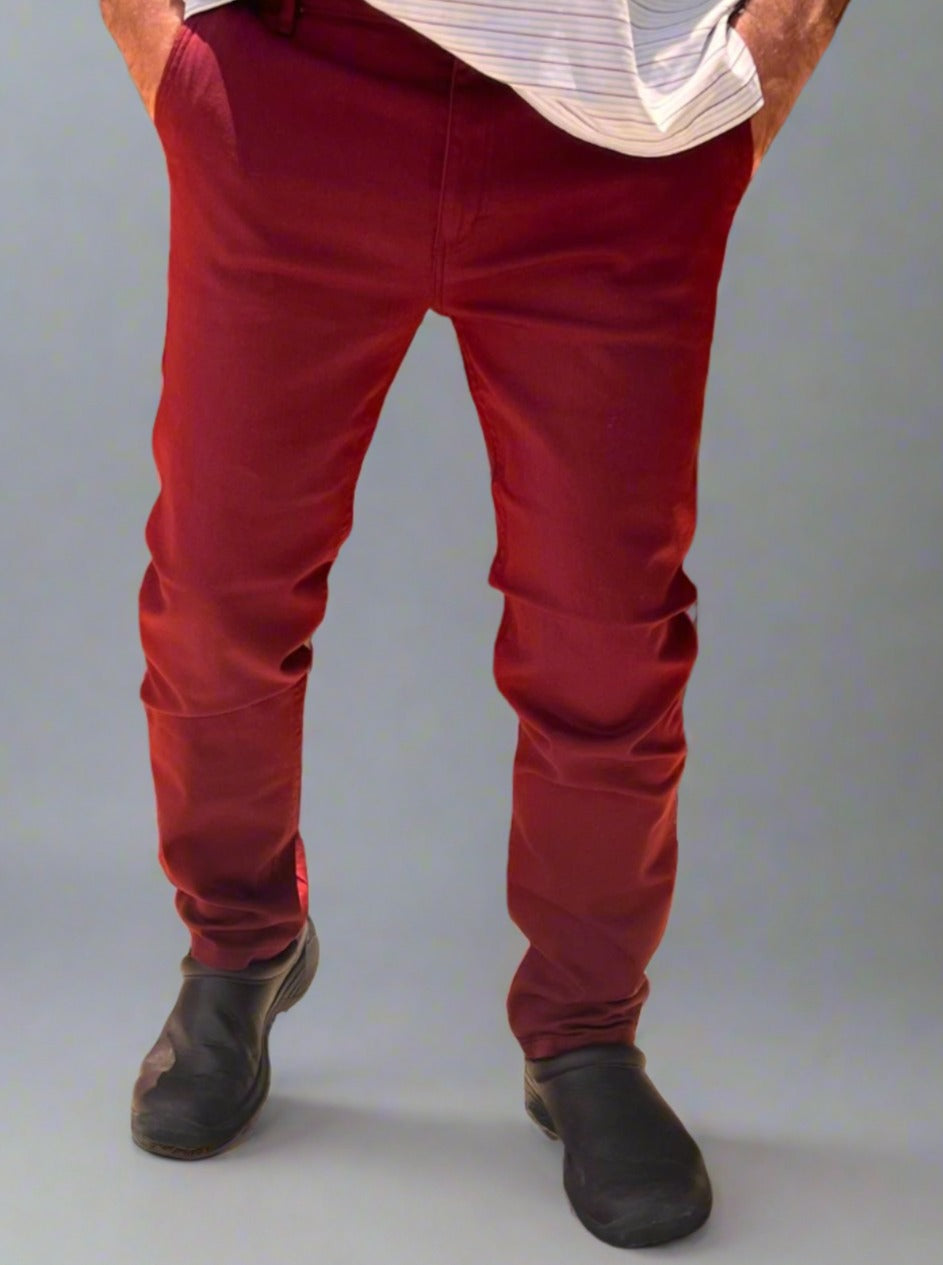 Outfit casual con chino rojo PDMX Jeans, la mejor gabardina de México, inspirado en Puebla