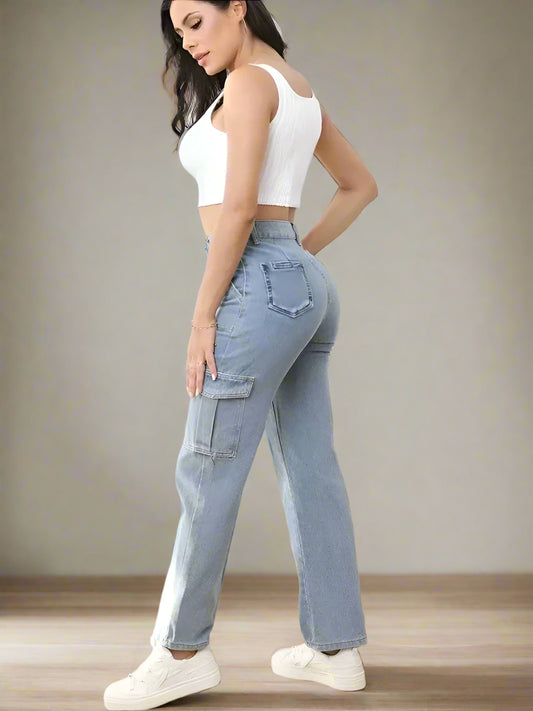 Mujer mostrando Jeans Cargo Azul Claro de PDMX con Bolsillos