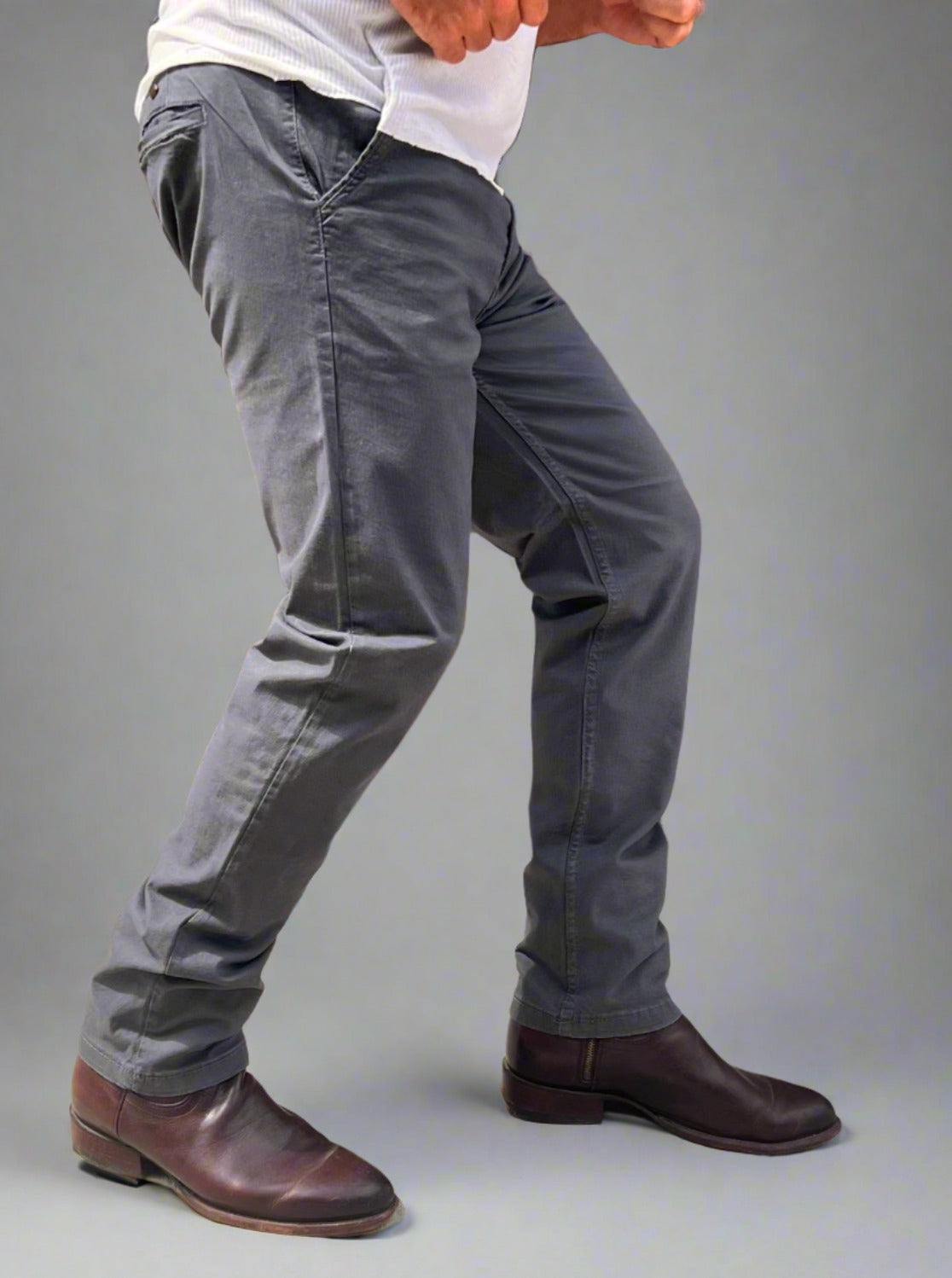 Elegante Pantalón Chino Hombre Gris de Gabardina