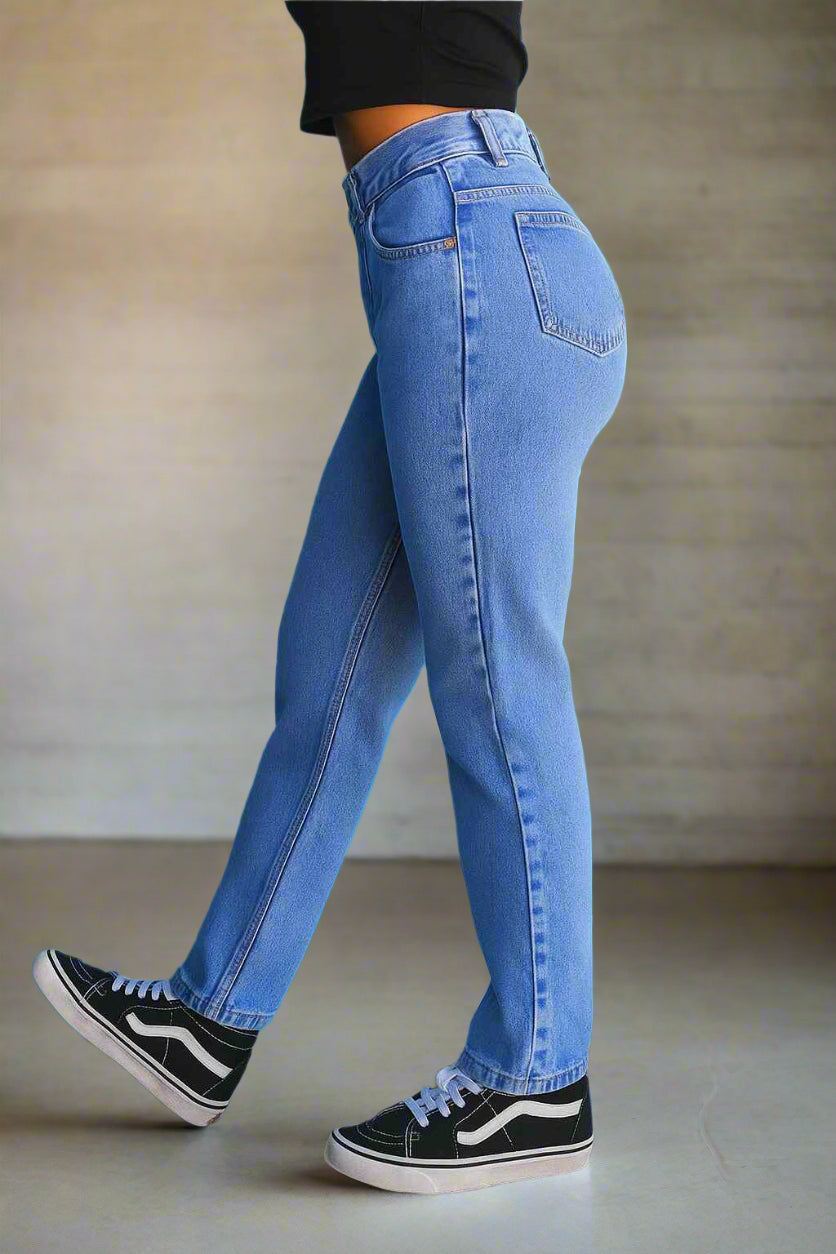 Pantalón de mezclilla mom jeans azul claro