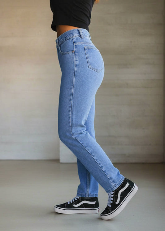 Pantalón de mezclilla mom jeans azul claro