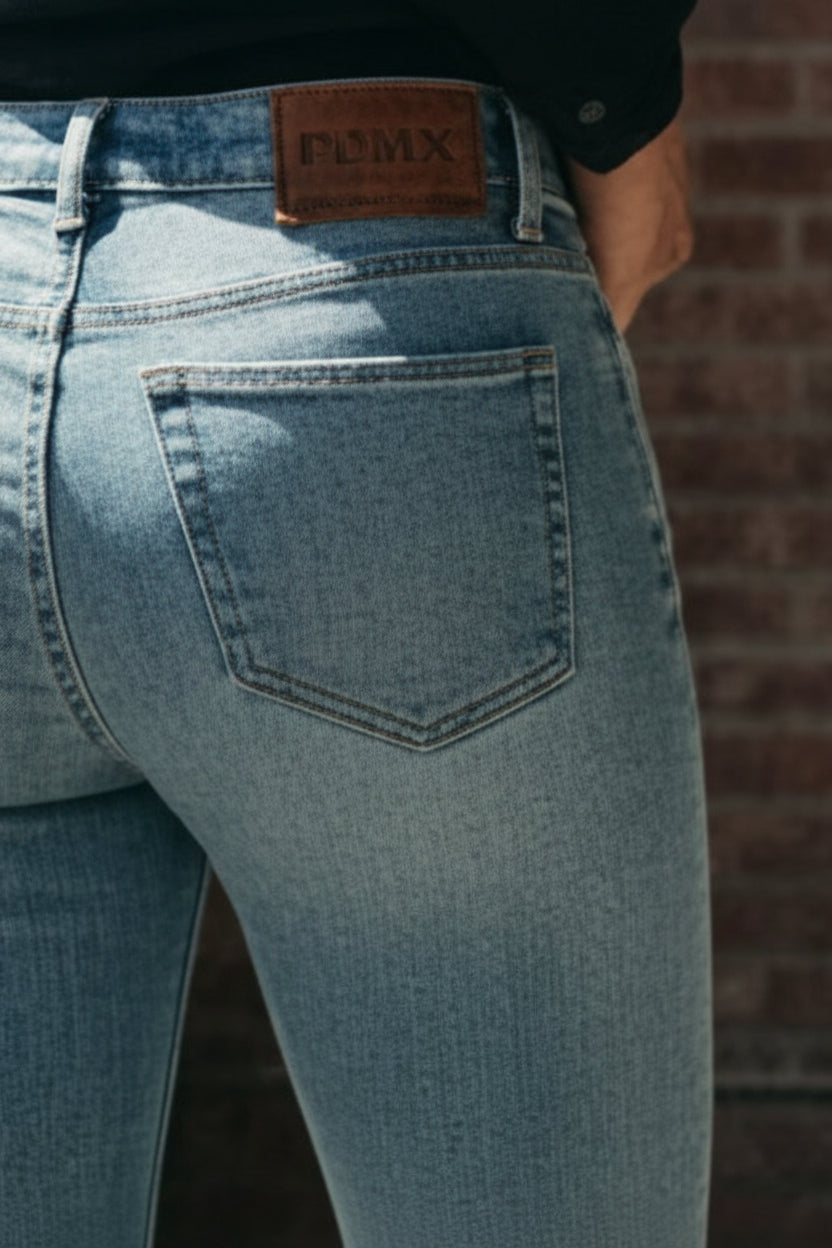 Pantalón casual mezclilla azul claro, ajuste skinny para uso diario
