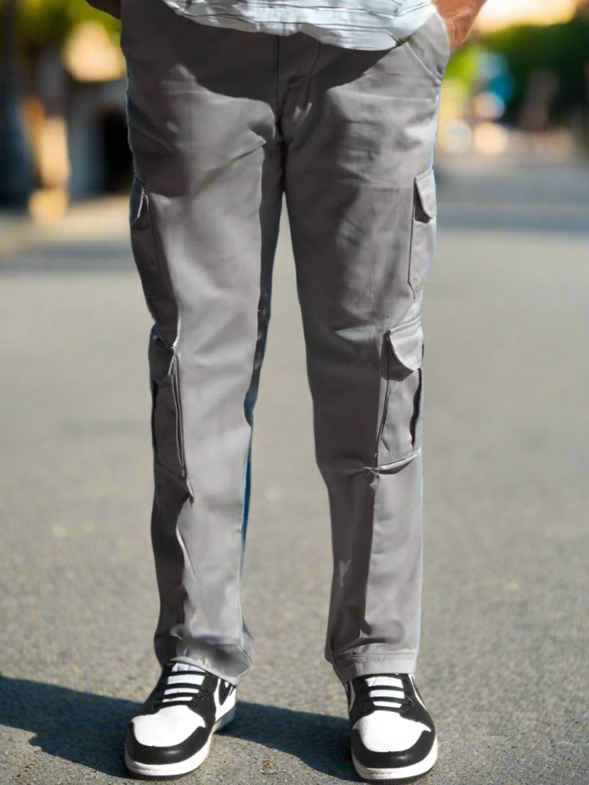 Lifestyle image of a man wearing Pantalones Cargos Gris Urbano para Hombre outdoors