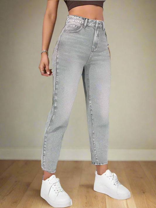 Pantalones Grises de Mujer: Elegancia Rebelde en Denim