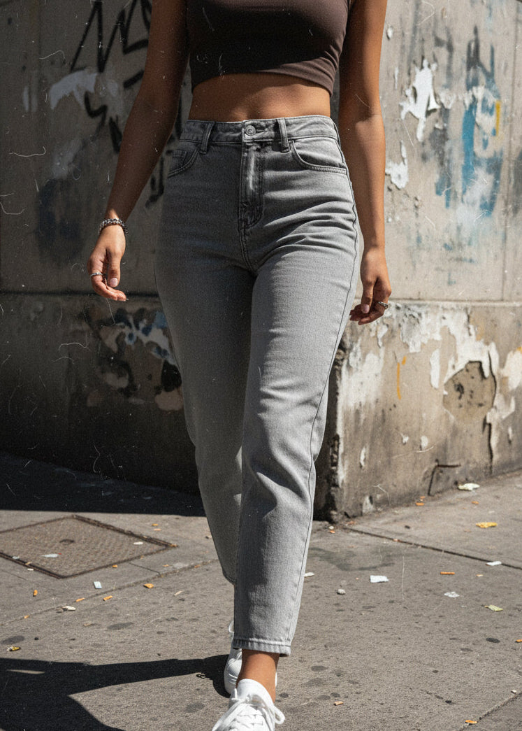 Pantalones Grises: Elegancia Rebelde en Denim