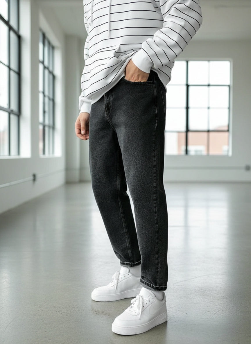 Mom Jeans masculinos en tono negro atemporal.