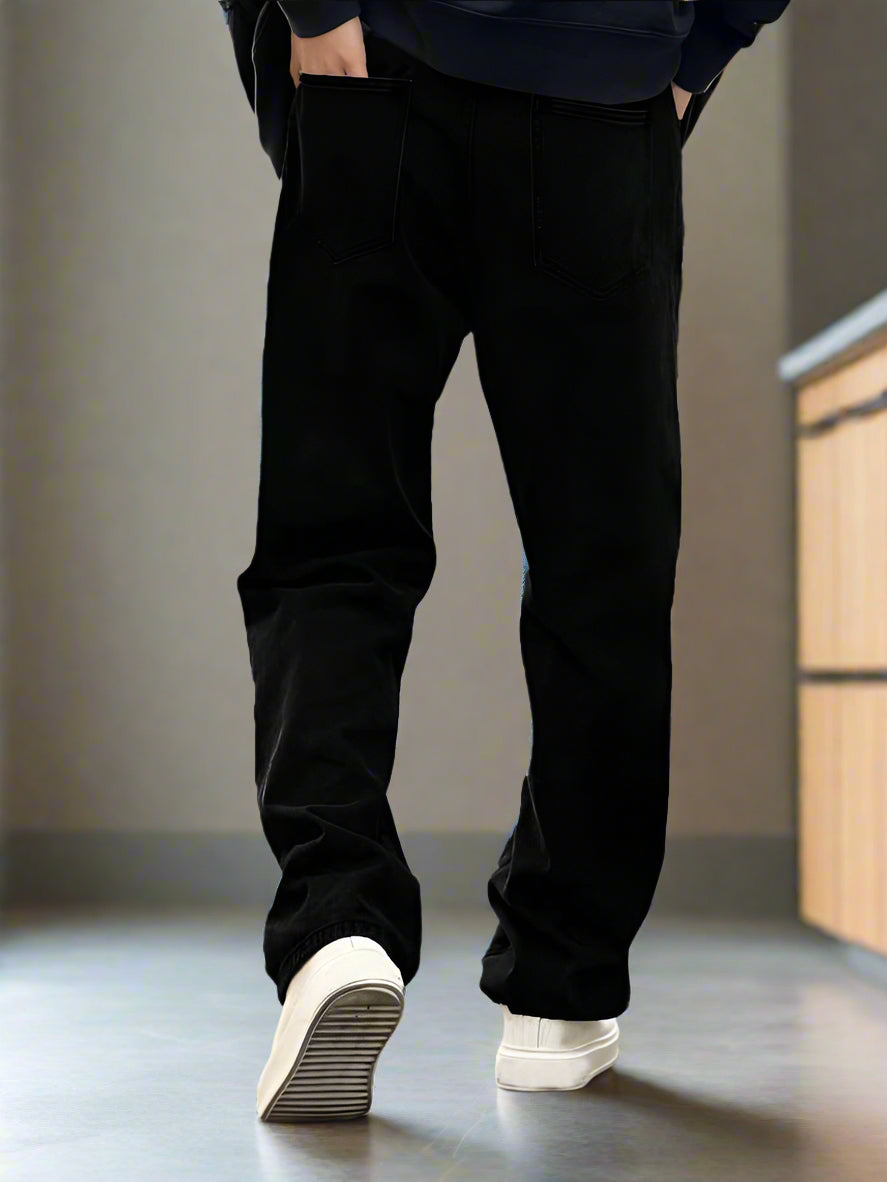 Jeans holgados negros para outfit urbano masculino

