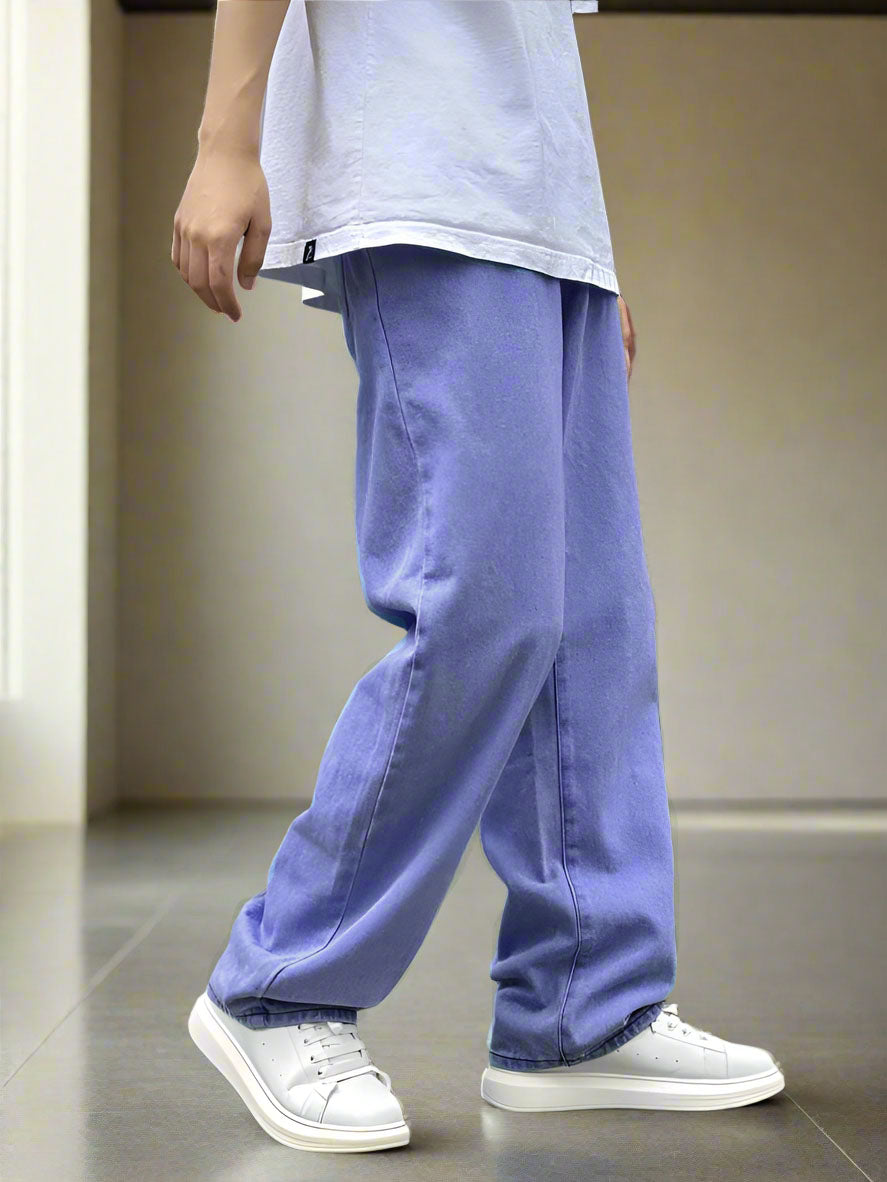 Corte amplio y relajado en mezclilla stretch