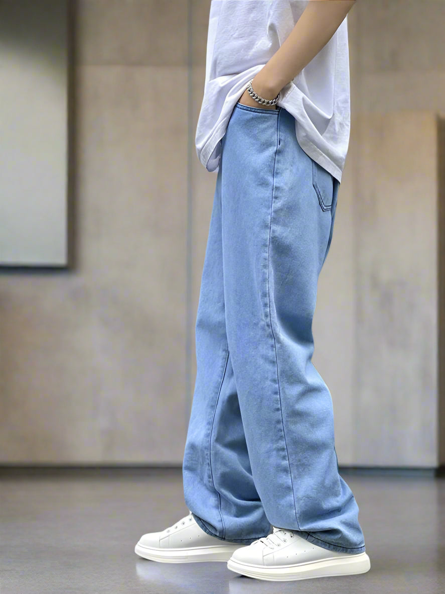 Hombre modelando jeans de mezclilla clara