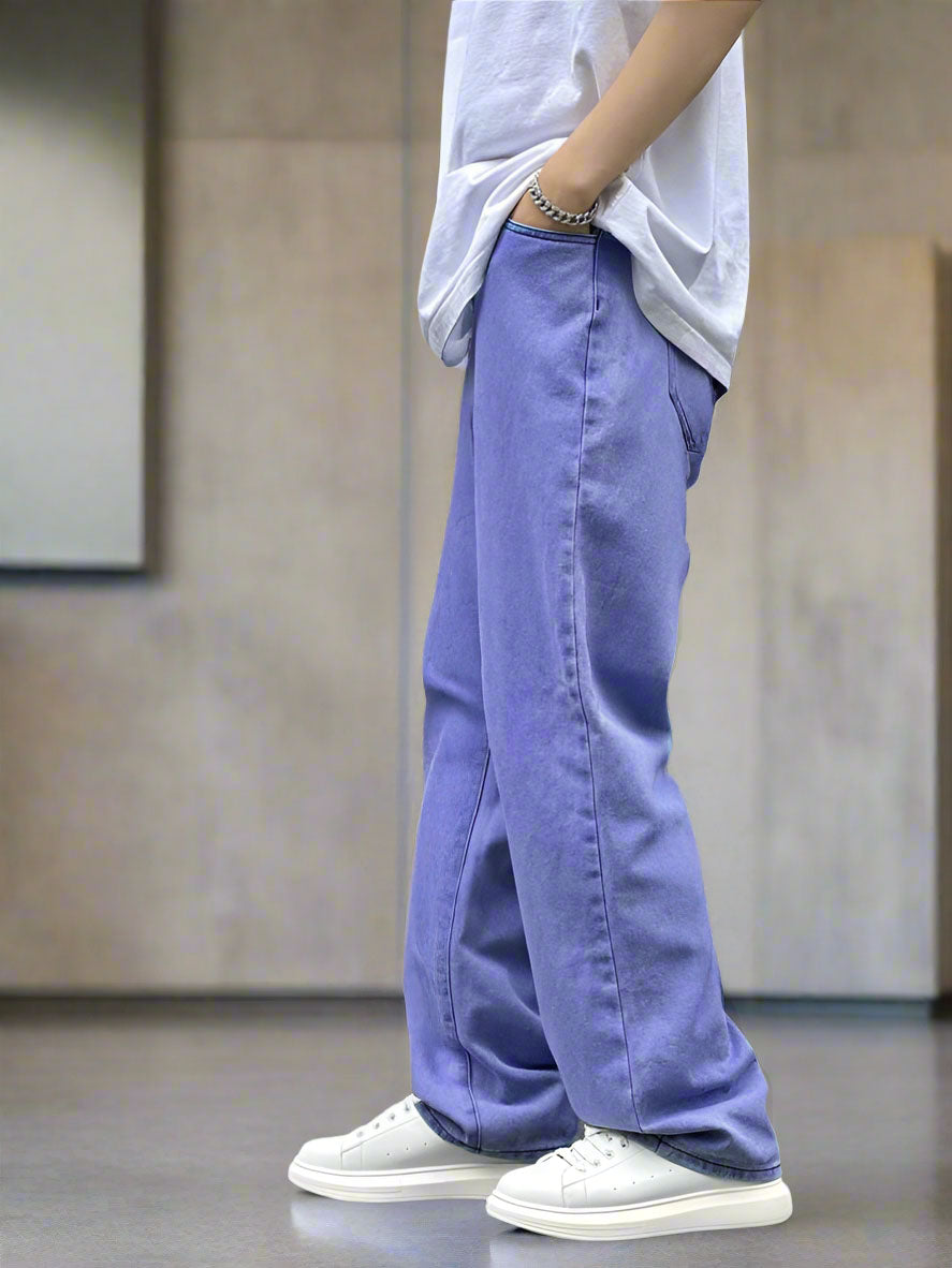 Hombre modelando jeans de mezclilla clara