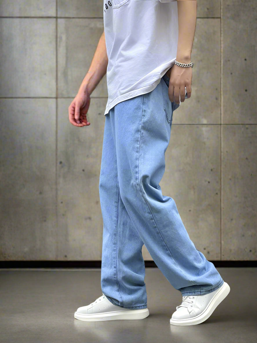Vista lateral de jeans baggy azul claro