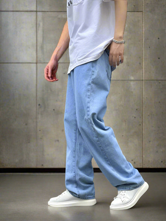 Vista lateral de jeans baggy azul claro