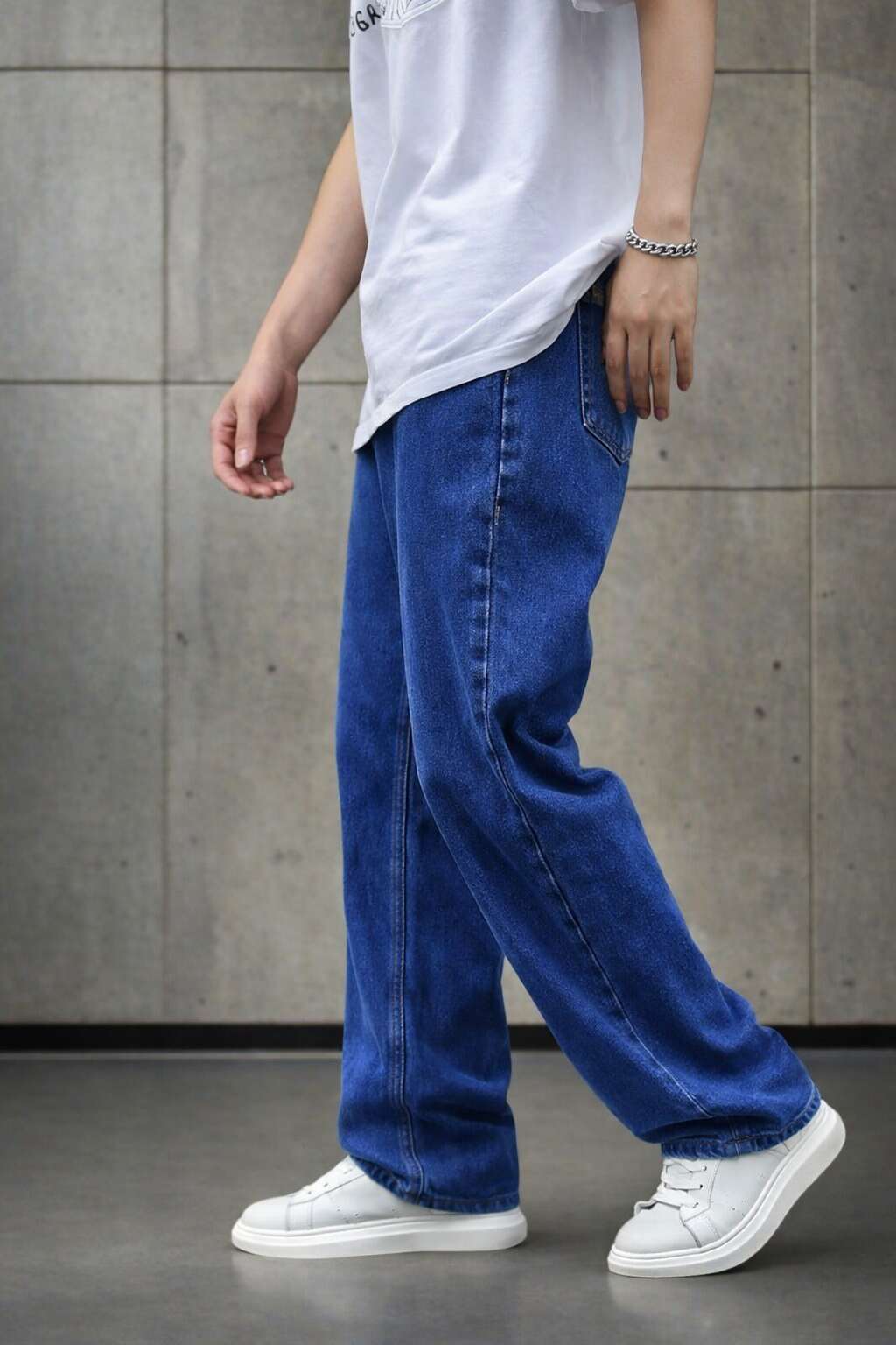 Vista lateral de jeans baggy azul rey