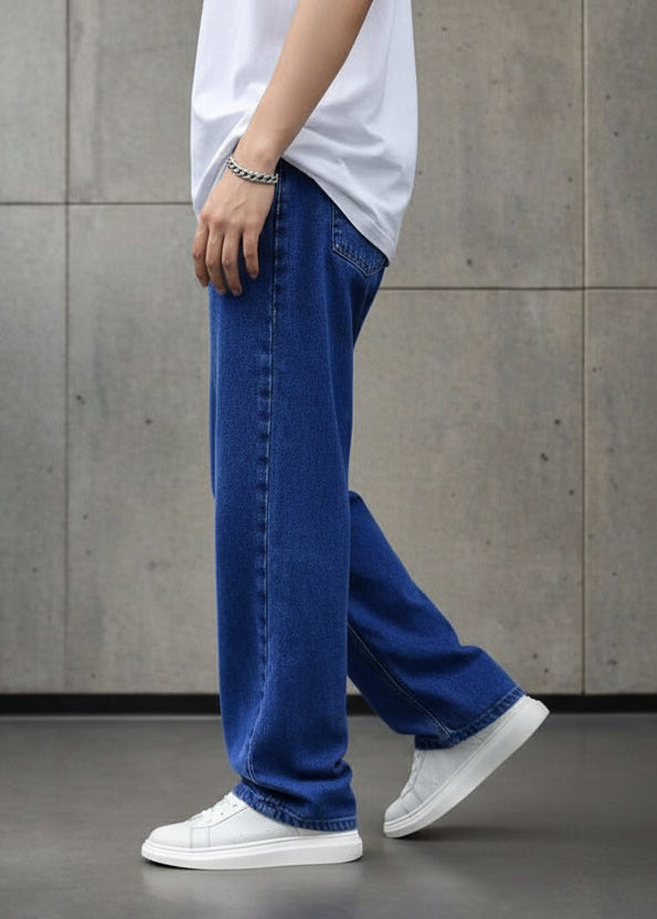 Hombre modelando jeans de mezclilla clara