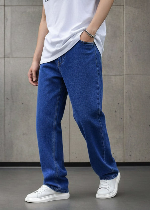 Vista lateral de jeans baggy azul rey