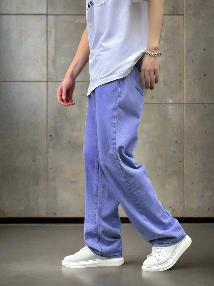 Vista lateral de jeans baggy azul claro