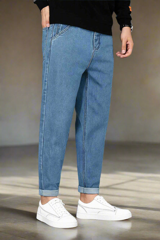 Hombre luciendo Mom Jeans Azul Cielo Regulares de PDMX Jeans