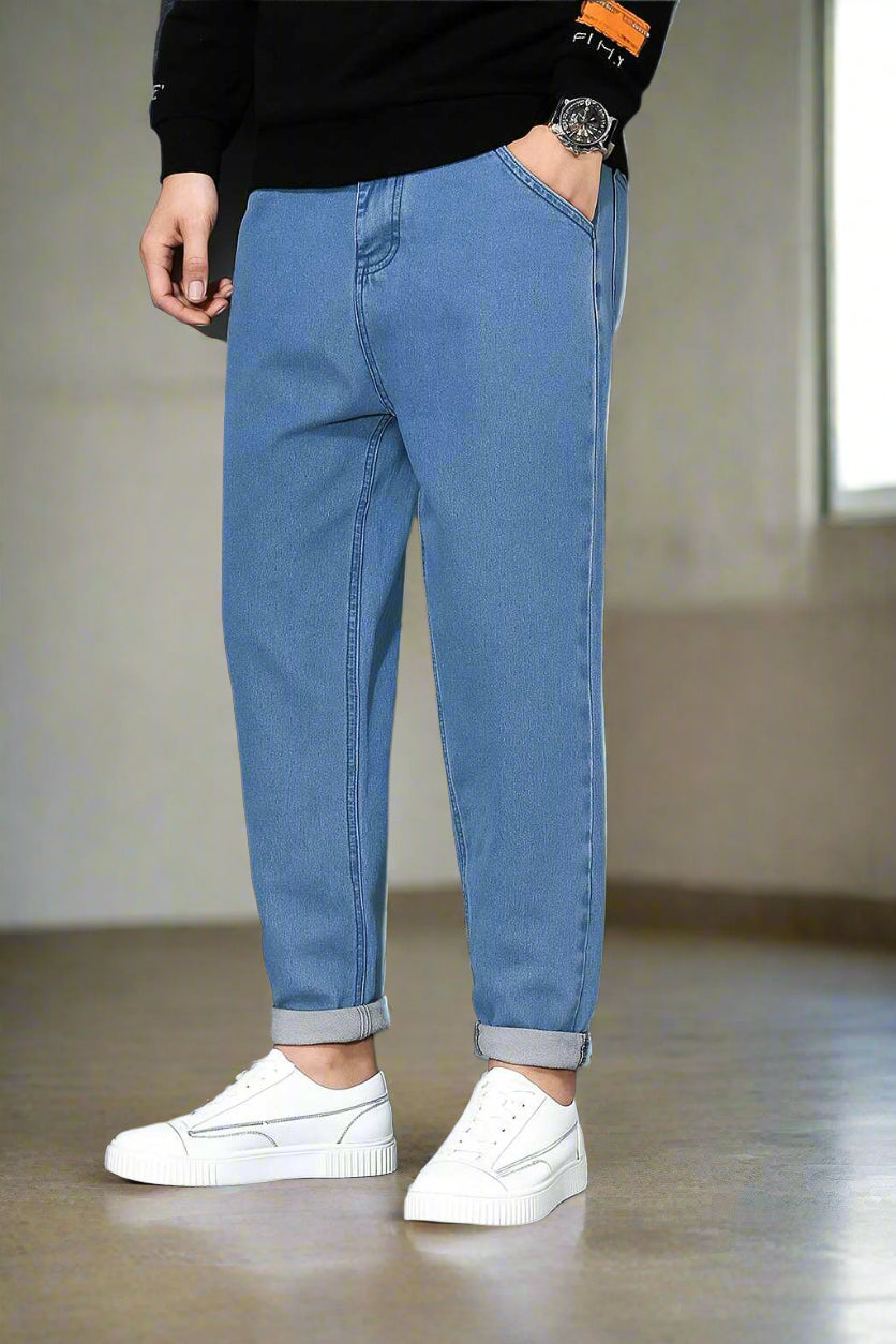 Vista frontal de Mom Jeans Azul Cielo para hombres, marca PDMX