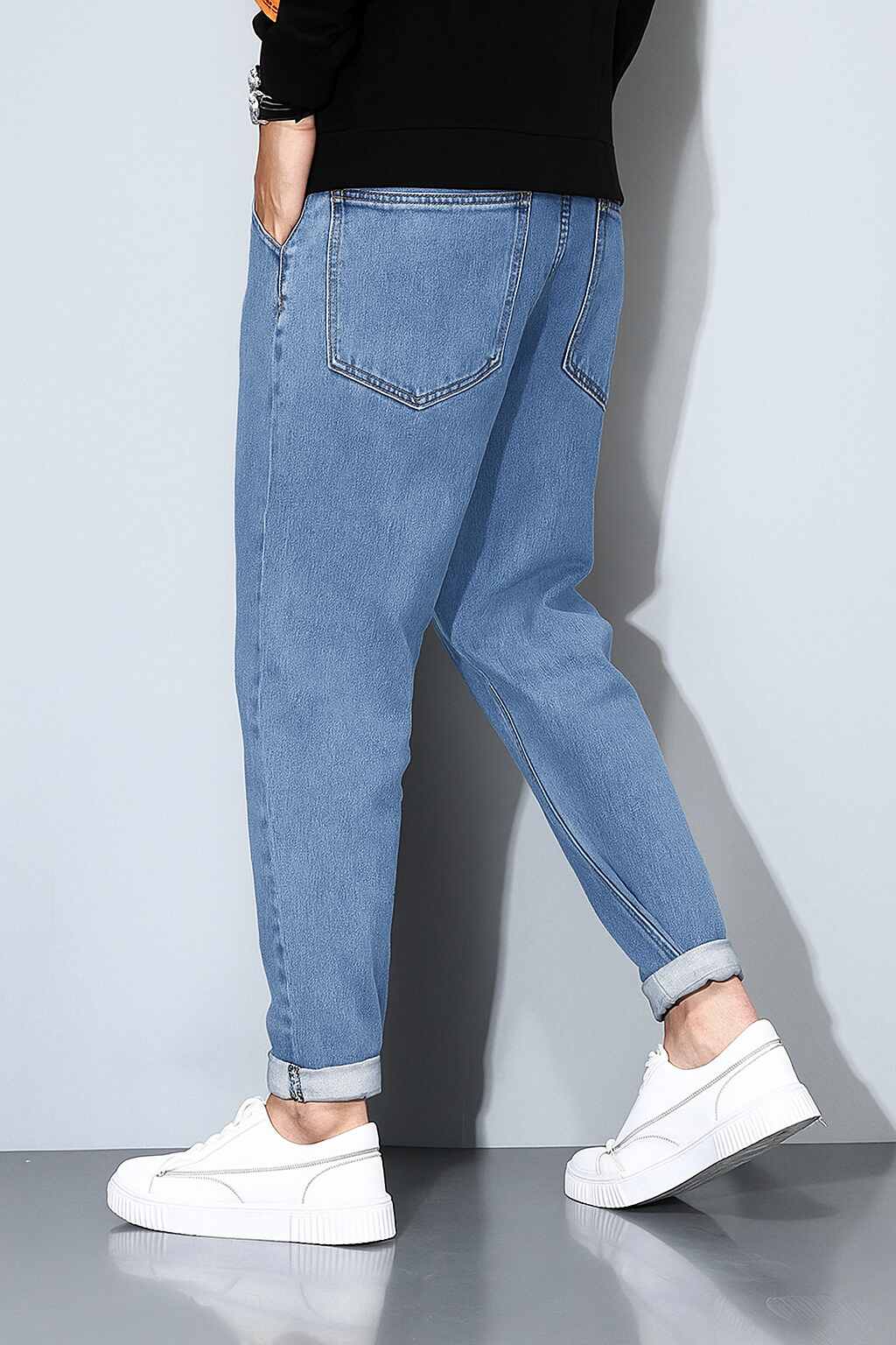 Vista frontal de Mom Jeans Azul Cielo para hombres, marca PDMX