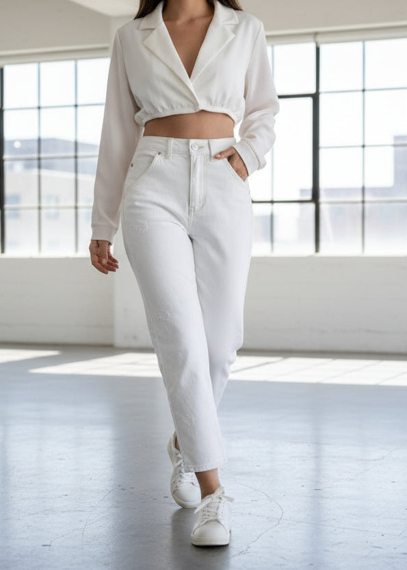 Mujer luciendo Jeans Mom Blancos elegantes de PDMX