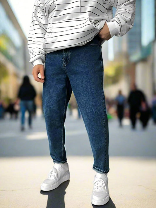 Hombre modelando Mom Jeans Azul Oscuro Regulares de PDMX Jeans