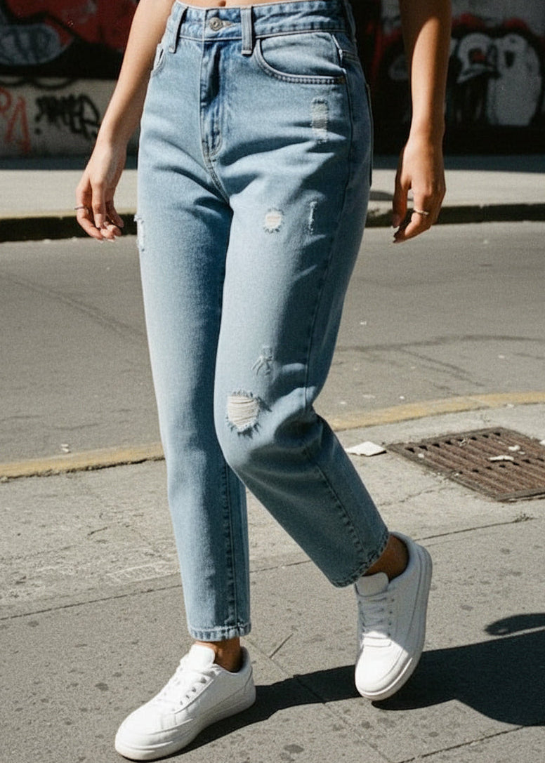 Detalle de la textura de alta calidad en Jeans Mom Azules Cielo